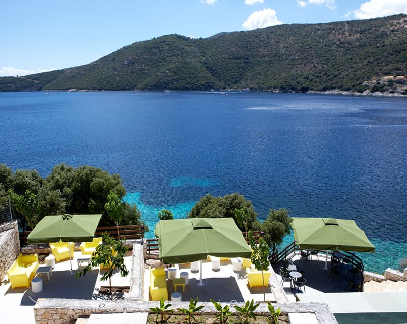 Strand mit Sitzgelegenheiten von San Nicolas Resort ****